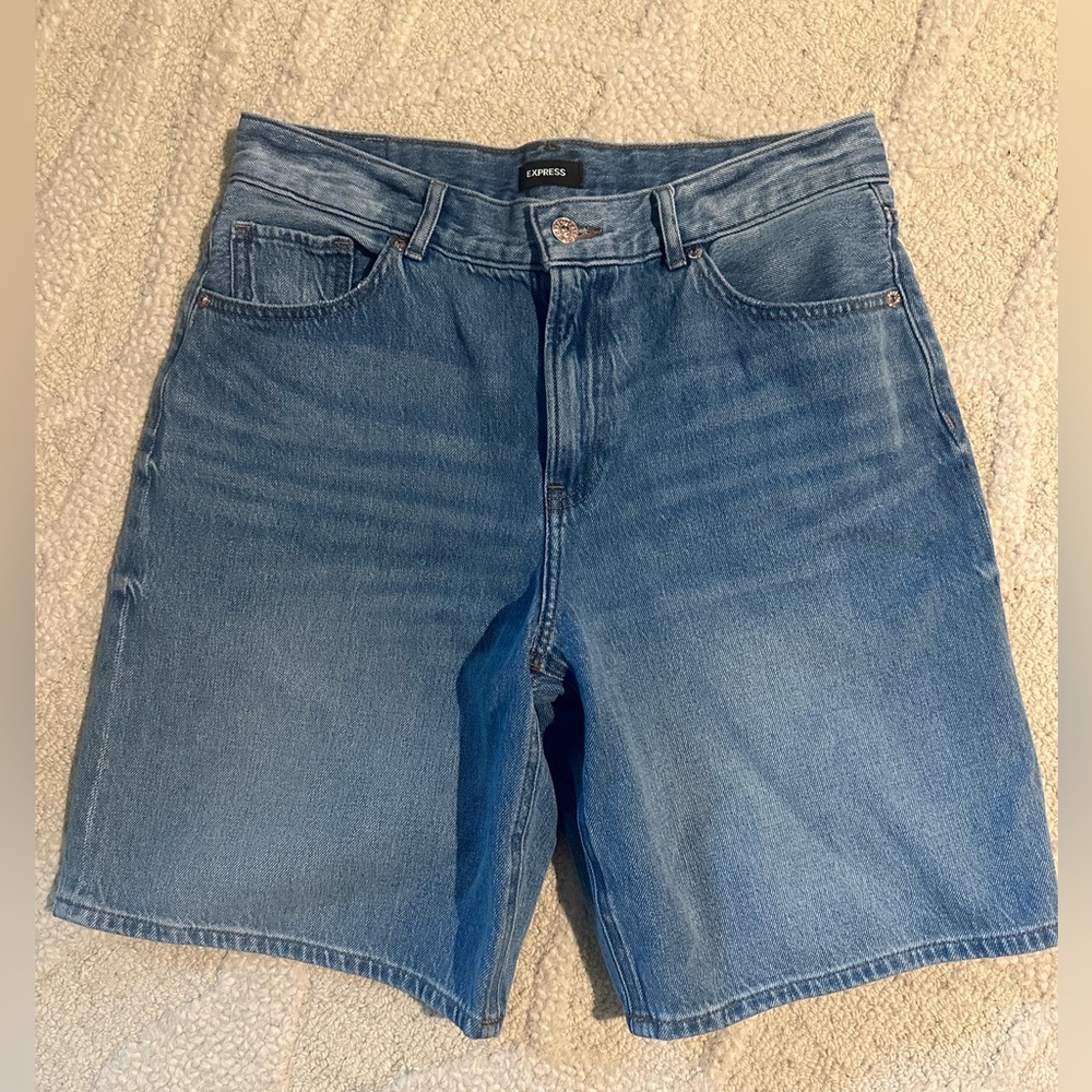 Express 90s Bermuda High Rise Shorts. Size 8.